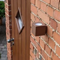 Lucande Rostbraune LED-Außenwandleuchte Jarno, Würfelform -Lucande 9616008 2