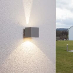 Lucande Silberne LED-Außenwandleuchte Jarno, Würfelform -Lucande 9616009 1