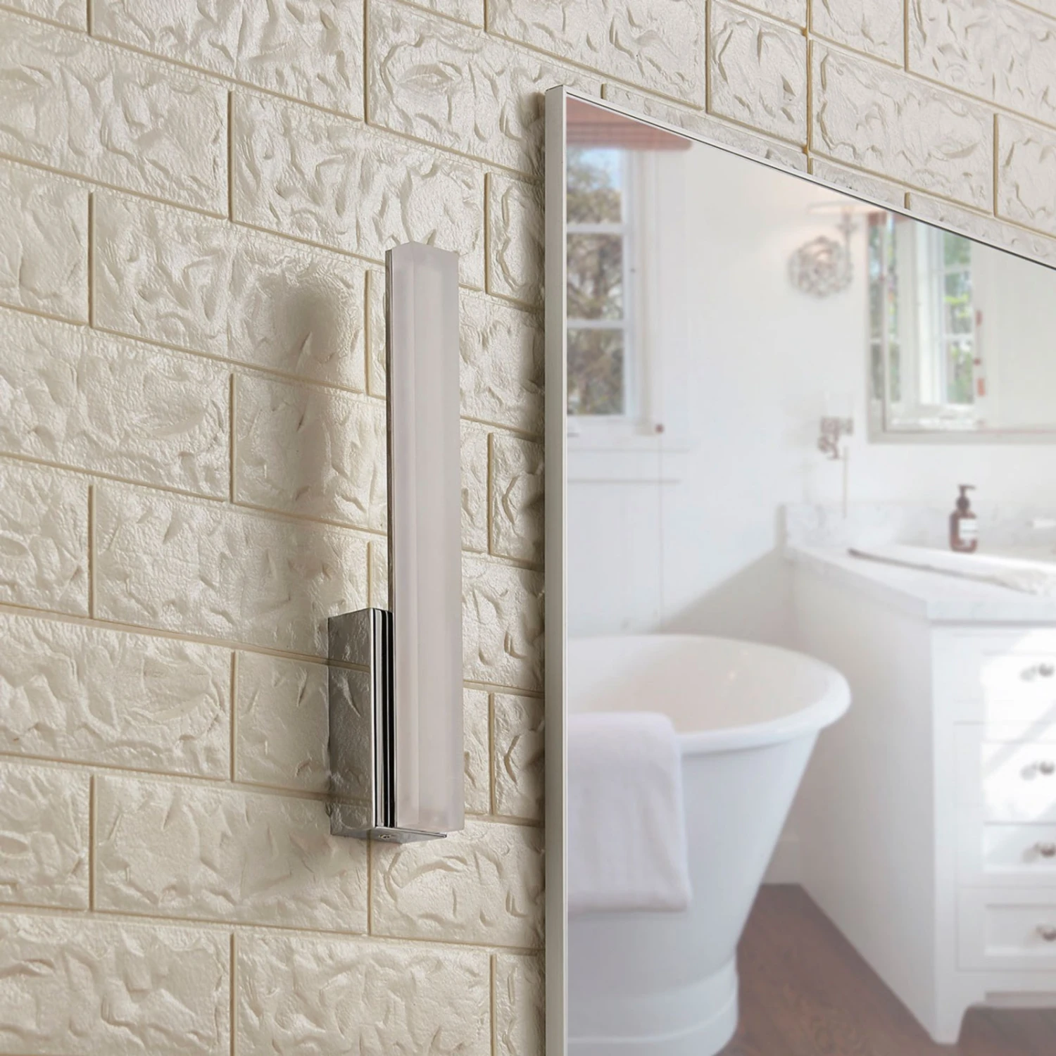 Lucande Schmale LED-Wandleuchte Julie, IP44 5 Lucande Schmale LED-Wandleuchte Julie, IP44 – Bild 3