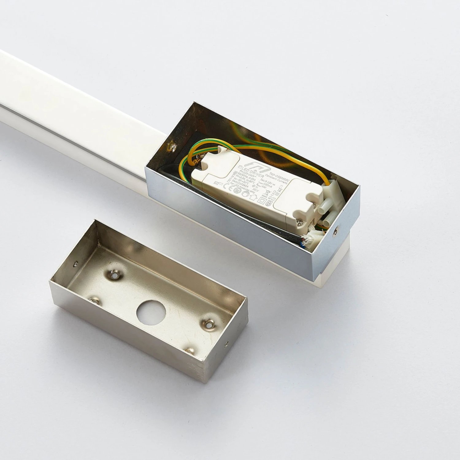 Lucande Schmale LED-Wandleuchte Julie, IP44 11 Lucande Schmale LED-Wandleuchte Julie, IP44 – Bild 9