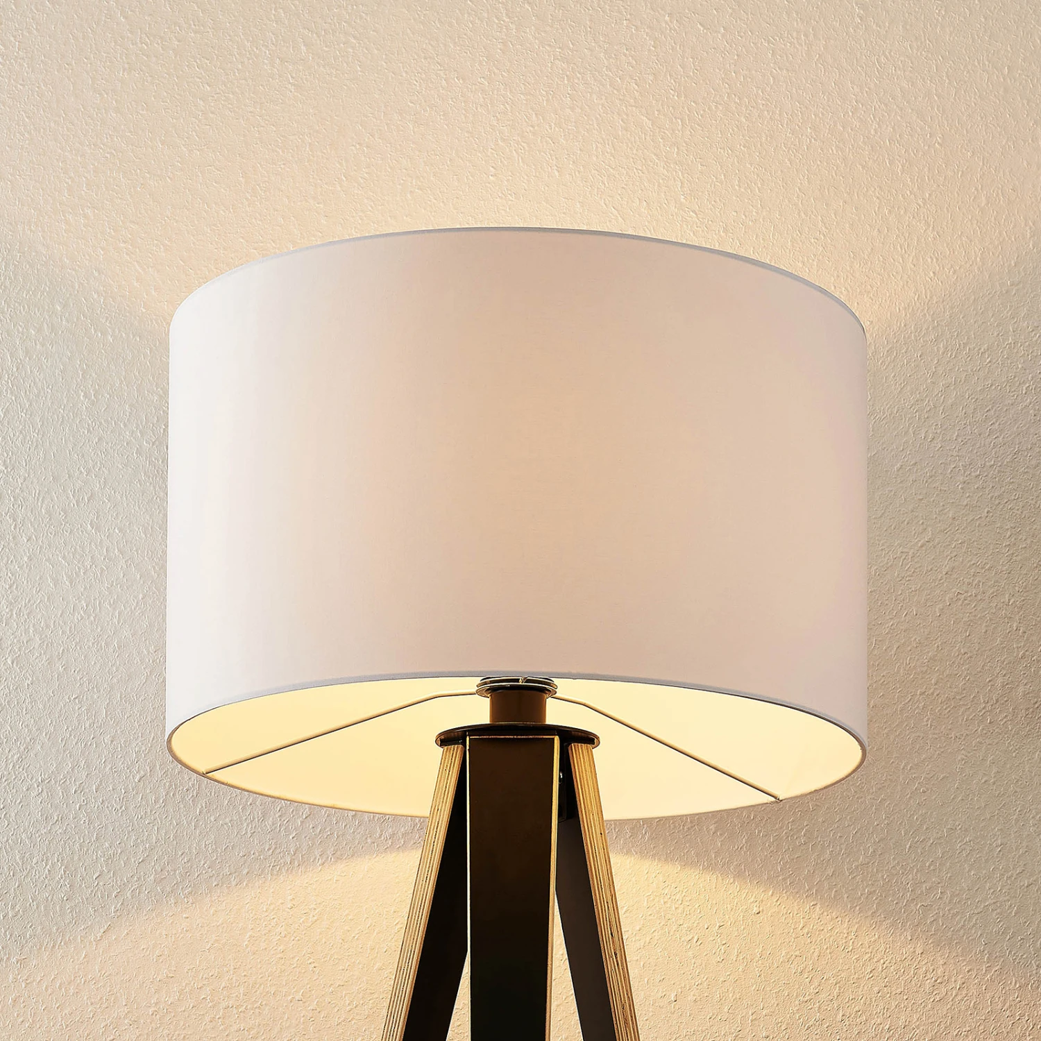 Lucande Bodhi Tripod-Stehleuchte, Zylinder, Weiß 7 Lucande Bodhi Tripod-Stehleuchte, Zylinder, Weiß – Bild 5