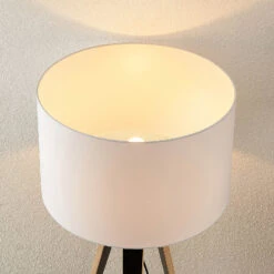 Lucande Bodhi Tripod-Stehleuchte, Zylinder, Weiß 16 Lucande Bodhi Tripod-Stehleuchte, Zylinder, Weiß -Lucande 9626223 5