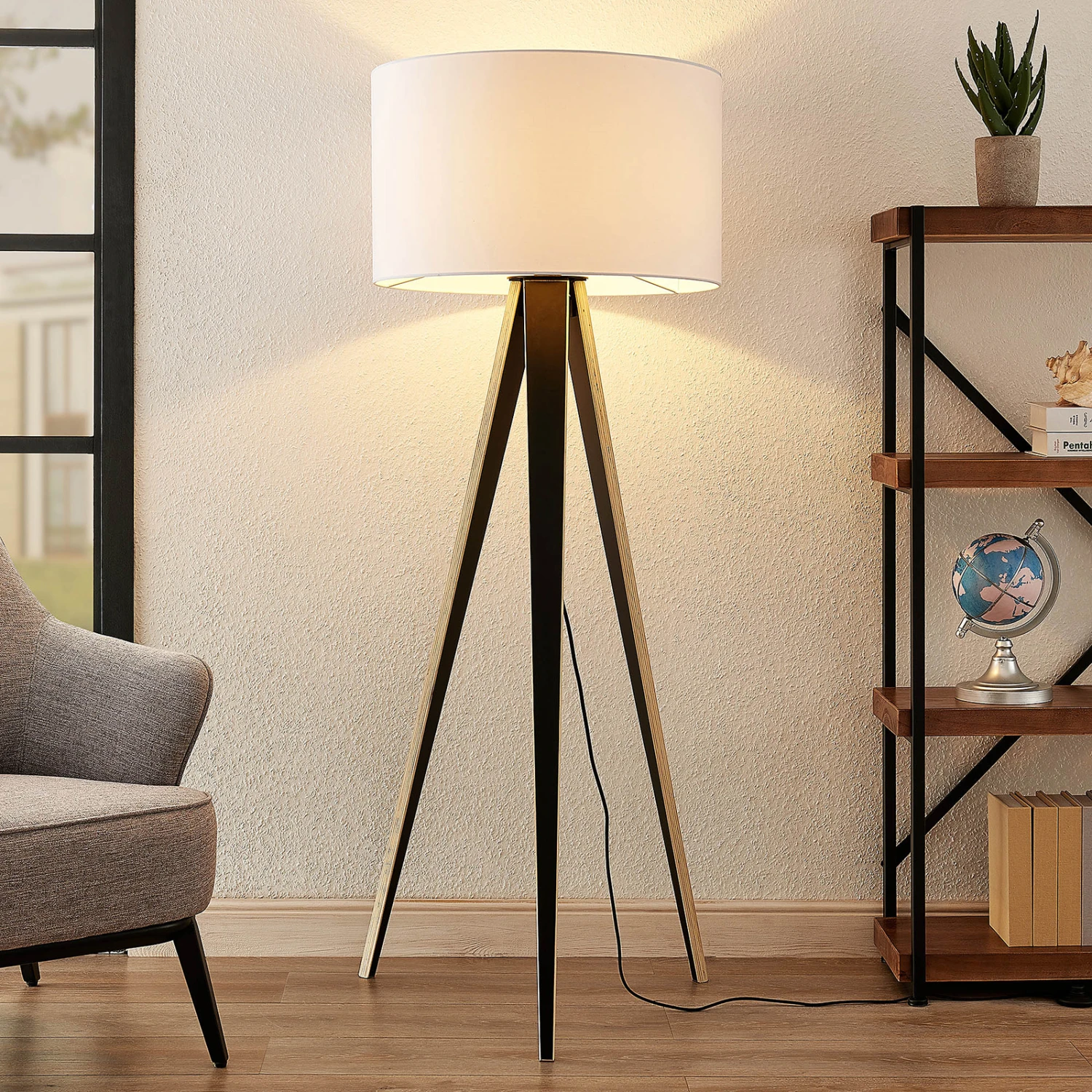 Lucande Bodhi Tripod-Stehleuchte, Zylinder, Weiß 3 Lucande Bodhi Tripod-Stehleuchte, Zylinder, Weiß