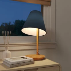 Lucande Jinda Tischlampe, Holzgestell, Stoff Blau