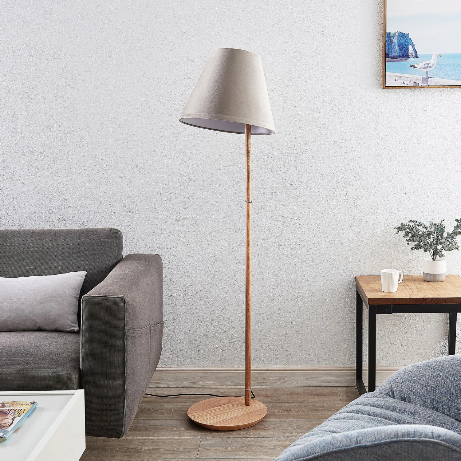 Lucande Jinda Stehlampe, Holzgestell, Samt Grau 4 Lucande Jinda Stehlampe, Holzgestell, Samt Grau – Bild 2