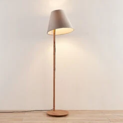 Lucande Jinda Stehlampe, Holzgestell, Samt Grau 13 Lucande Jinda Stehlampe, Holzgestell, Samt Grau -Lucande 9627082 2