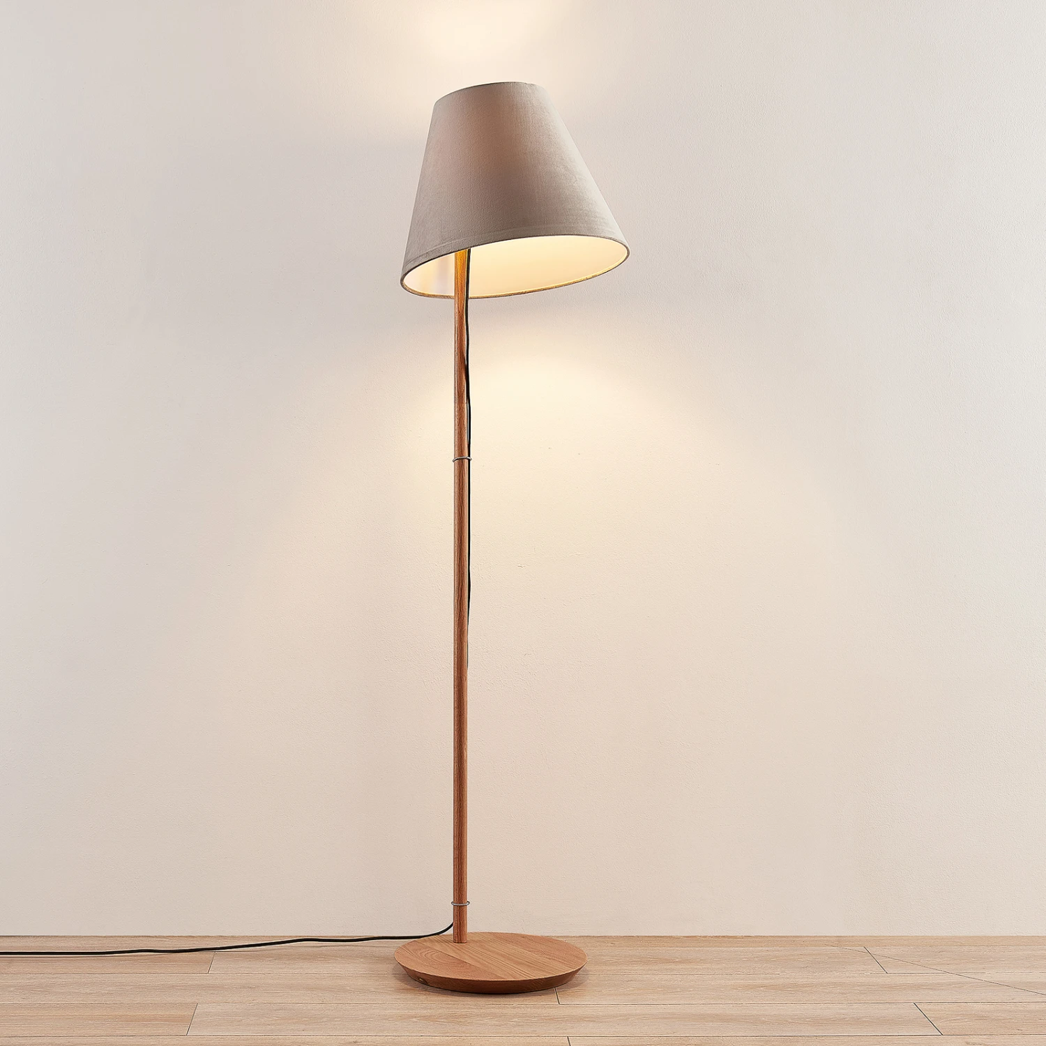 Lucande Jinda Stehlampe, Holzgestell, Samt Grau 5 Lucande Jinda Stehlampe, Holzgestell, Samt Grau – Bild 3