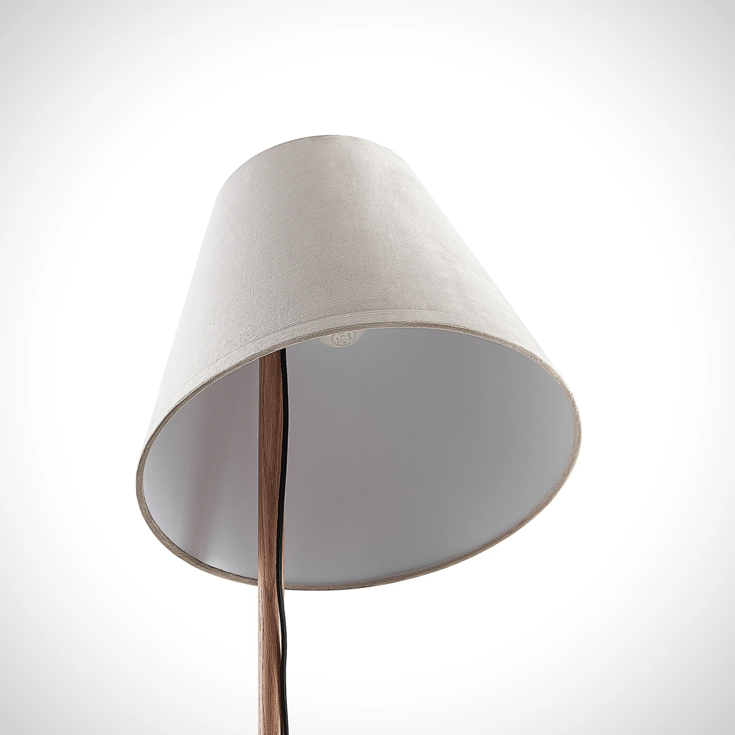 Lucande Jinda Stehlampe, Holzgestell, Samt Grau 8 Lucande Jinda Stehlampe, Holzgestell, Samt Grau – Bild 6