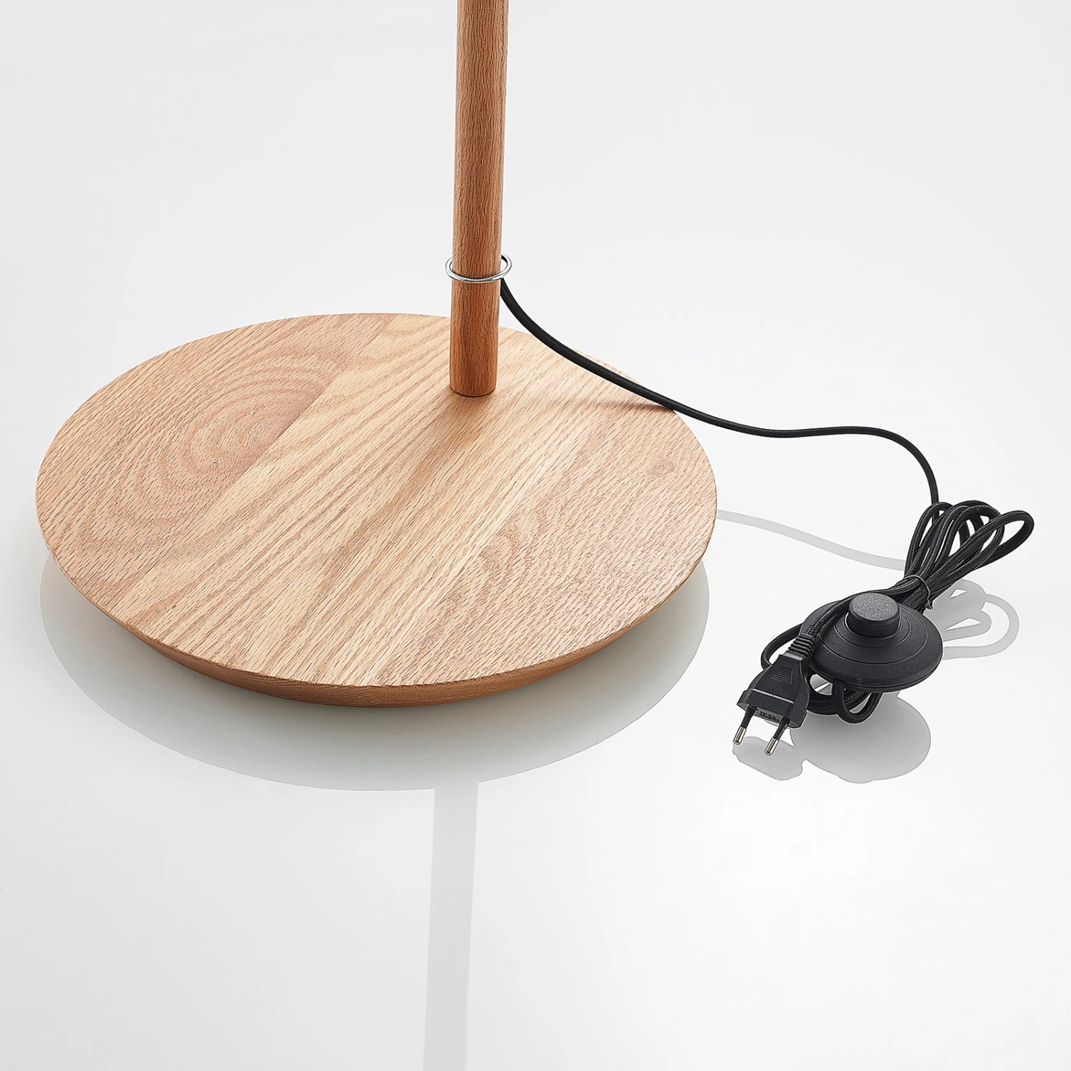 Lucande Jinda Stehlampe, Holzgestell, Samt Grau 10 Lucande Jinda Stehlampe, Holzgestell, Samt Grau – Bild 8