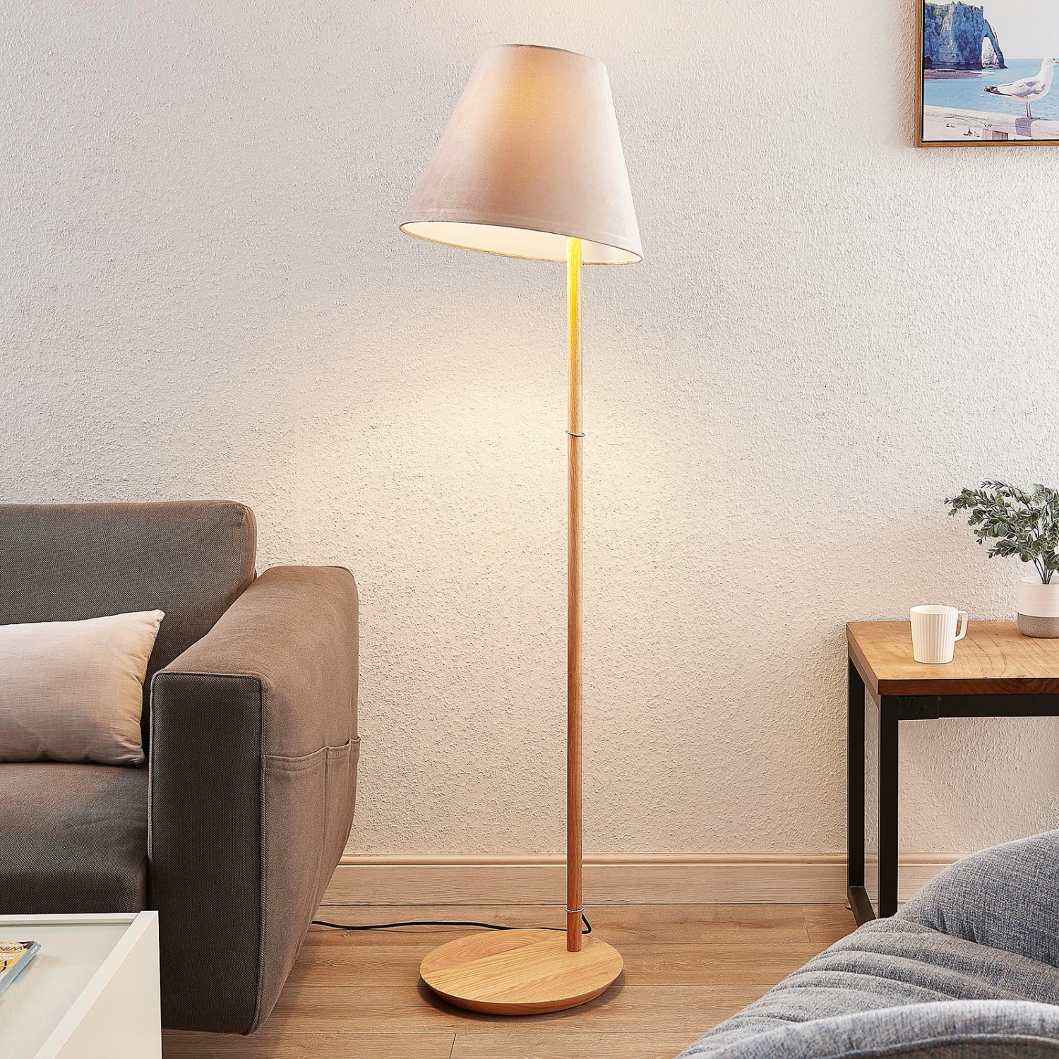 Lucande Jinda Stehlampe, Holzgestell, Samt Grau 3 Lucande Jinda Stehlampe, Holzgestell, Samt Grau