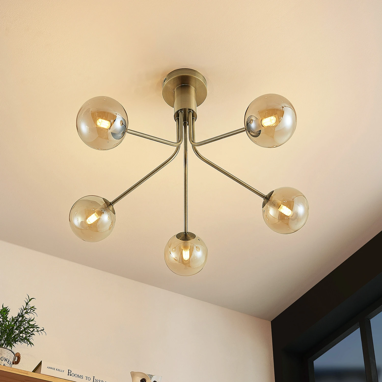 Lucande Wynona Deckenleuchte, 5-fl. Altmessing 4 Lucande Wynona Deckenleuchte, 5-fl. Altmessing – Bild 2