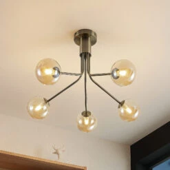 Lucande Wynona Deckenleuchte, 5-fl. Altmessing