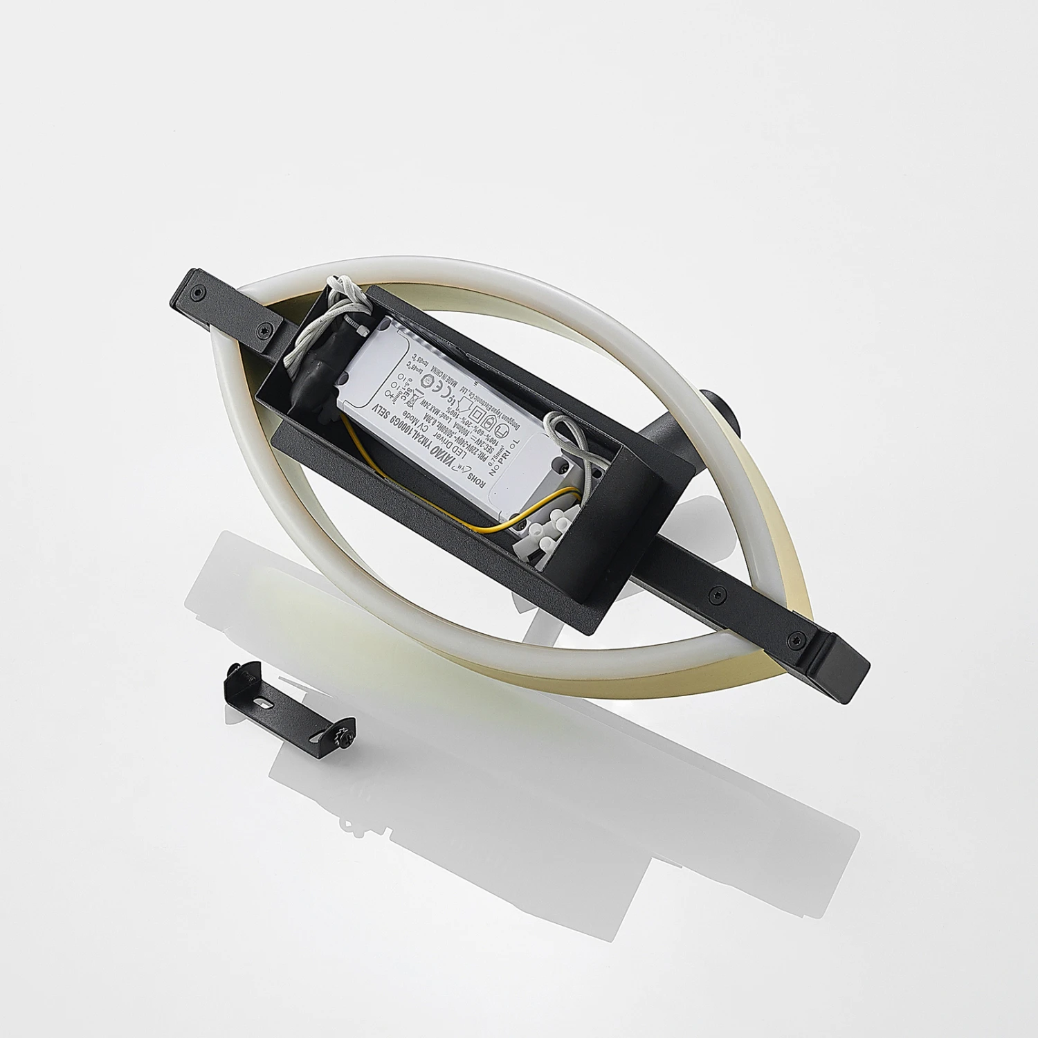 Lucande Matwei LED-Wandlampe, Oval, Messing 11 Lucande Matwei LED-Wandlampe, Oval, Messing – Bild 9