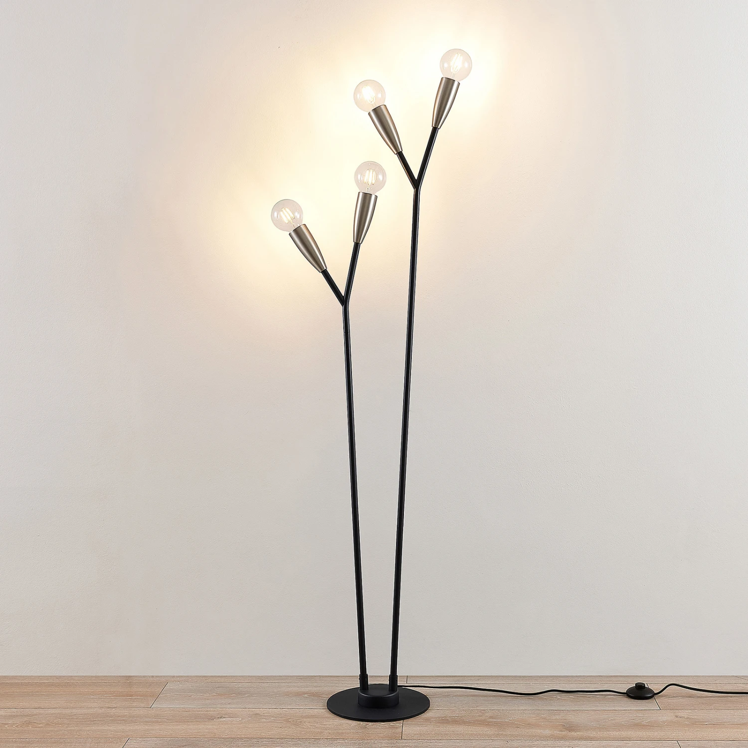 Lucande Carlea Stehleuchte, 4-fl., Schwarz-nickel 6 Lucande Carlea Stehleuchte, 4-fl., Schwarz-nickel – Bild 4