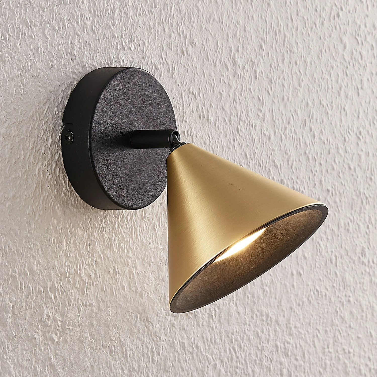 Lucande Kartio Deckenlampe, 1-fl.,neigbar, Messing 7 Lucande Kartio Deckenlampe, 1-fl.,neigbar, Messing – Bild 5