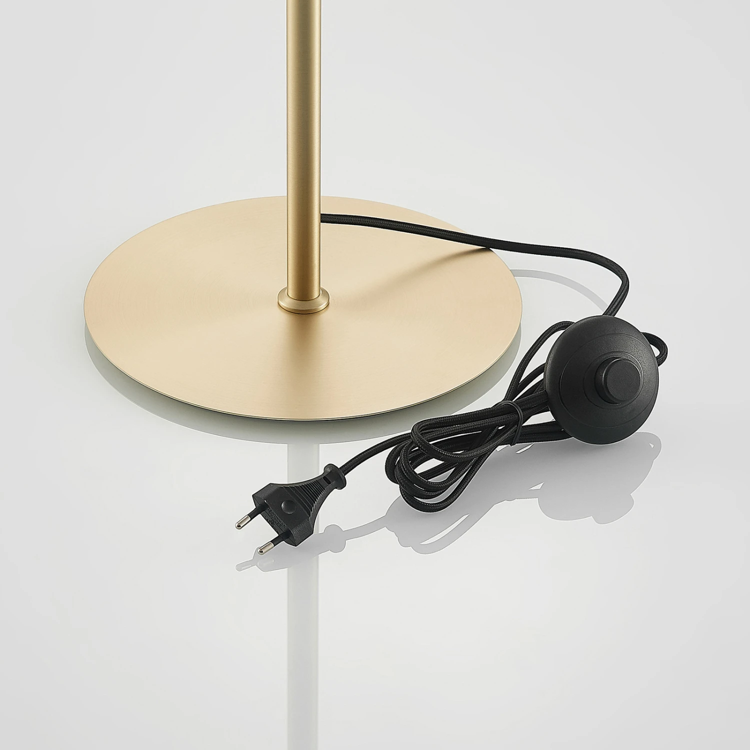 Lucande Mylah Stehleuchte Mit Glasschirm, Messing 10 Lucande Mylah Stehleuchte Mit Glasschirm, Messing – Bild 8