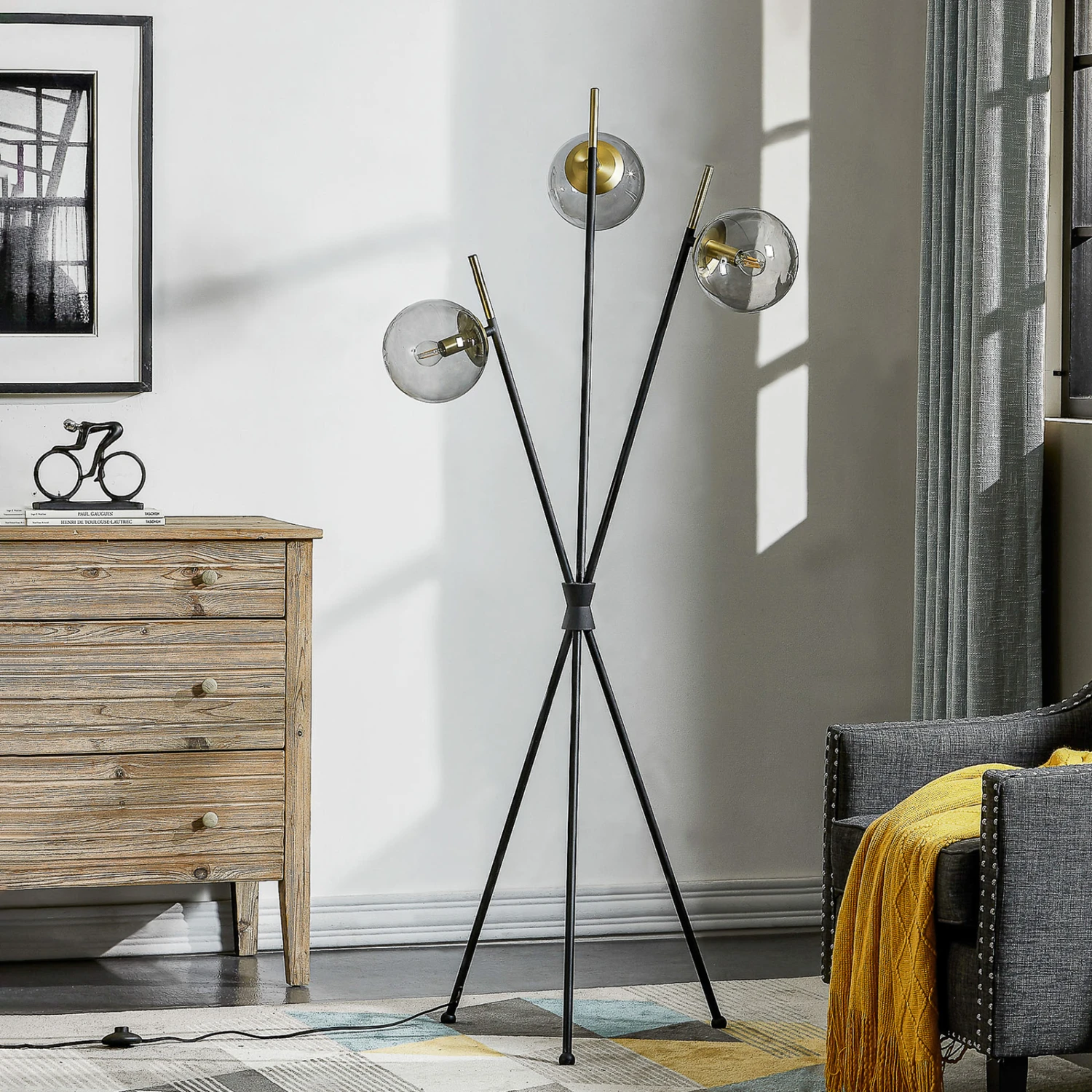 Lucande Sotiana Stehleuchte, 3 Glaskugeln, Messing 4 Lucande Sotiana Stehleuchte, 3 Glaskugeln, Messing – Bild 2