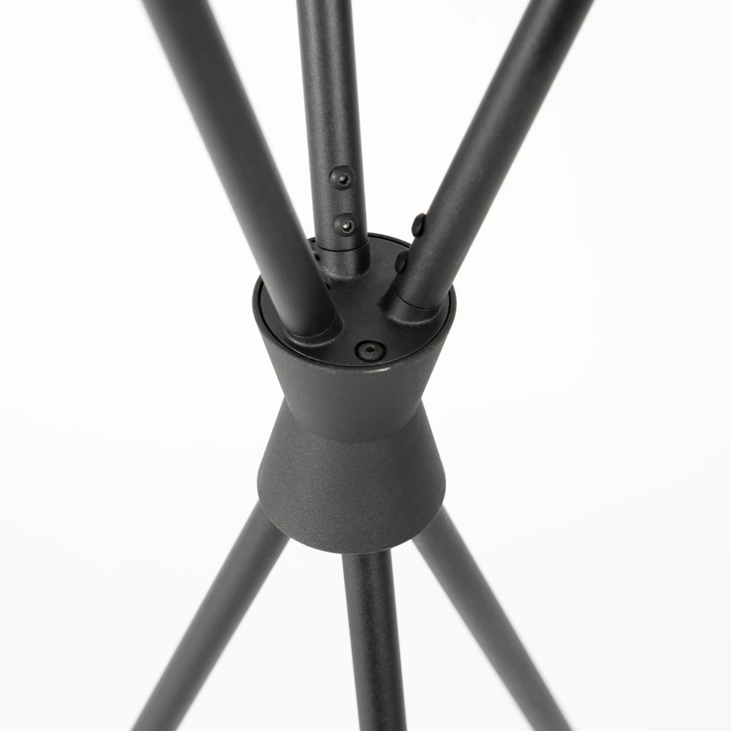 Lucande Sotiana Stehleuchte, 3 Glaskugeln, Messing 9 Lucande Sotiana Stehleuchte, 3 Glaskugeln, Messing – Bild 7