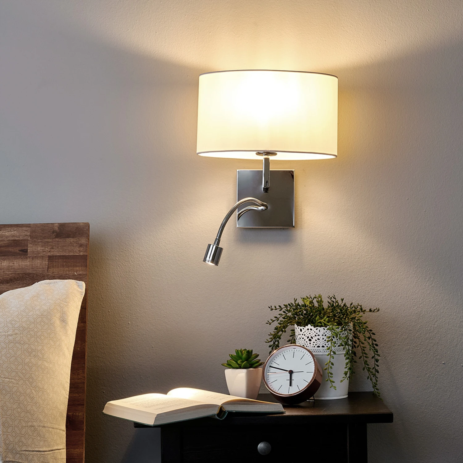Lucande Weiße Stoff-Wandleuchte Karla Mit LED-Leselicht 4 Lucande Weiße Stoff-Wandleuchte Karla Mit LED-Leselicht – Bild 2