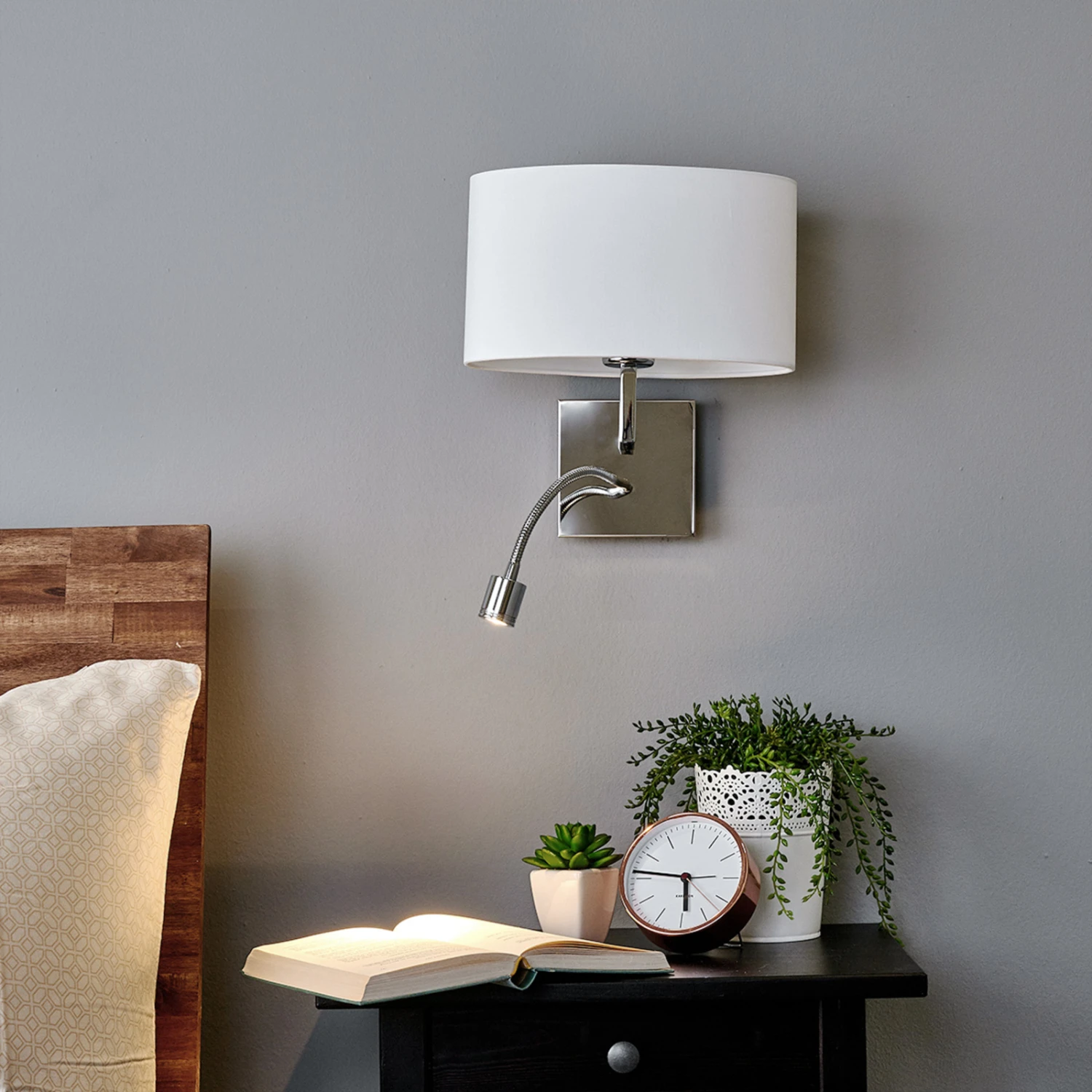 Lucande Weiße Stoff-Wandleuchte Karla Mit LED-Leselicht 5 Lucande Weiße Stoff-Wandleuchte Karla Mit LED-Leselicht – Bild 3